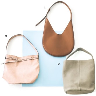 1. ミニマルなラウンドシェイプがスタイリッシュ。脇があたりやすい開口部がカットされているので、肩掛けした時の収まりがいい。バッグ［H25×W34×D3］¥143,000(エスターエクメ／トゥモローランド)　2. 物がすっきり収まるスクエアの底。丸みのある形と太めのショルダーがラフな味わいをただよわせる。バッグ［H37×W33×D12］¥38,500(イッチ／イチギャラリー)　3. 春らしくて落ち着きのあるピンクが大人にフィット。柔らかな素材でくしゅっとやさしい表情を楽しめる。バッグ［H31×W34.5×D19.5］¥7,480(カランシエル／シップス インフォメーションセンター)