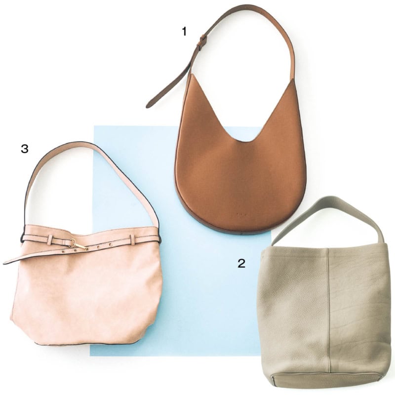 1. ミニマルなラウンドシェイプがスタイリッシュ。脇があたりやすい開口部がカットされているので、肩掛けした時の収まりがいい。バッグ［H25×W34×D3］¥143,000(エスターエクメ／トゥモローランド)　2. 物がすっきり収まるスクエアの底。丸みのある形と太めのショルダーがラフな味わいをただよわせる。バッグ［H37×W33×D12］¥38,500(イッチ／イチギャラリー)　3. 春らしくて落ち着きのあるピンクが大人にフィット。柔らかな素材でくしゅっとやさしい表情を楽しめる。バッグ［H31×W34.5×D19.5］¥7,480(カランシエル／シップス インフォメーションセンター)