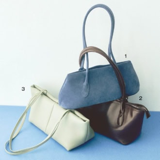 1. 春色とも相性のいいブルーのスウェード。厚みのないすっきりした形で肩掛けしてもきれいに収まる。バッグ[Ｈ14×Ｗ33×Ｄ9]¥93,500(マエストソ)、2. 艶やかで上品なブラウンがトレンド感たっぷり。クリーンな台形ボディで収納力があり、開口部がジッパー式で使い勝手のよさも上々。バッグ[H16×W39×D12]¥23,100(アンドミューク／ともにアマン) 　3. きれいな色や華やかな柄の服にもなじみやすいクリーム色。上質なレザーが作る丸みのあるシェイプと、センターの切り替えがモダンなアクセントになってくれる。バッグ[H14×W37×D14]¥96,800(メイデン／ギャルリー・ヴィー 丸の内店)