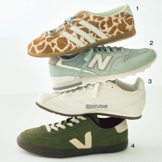 1. 水色のシューレースがきいたジラフ柄でポップな足元に。スニーカー［Ｈ1］¥17,600(アディダス／アディダス コールセンター)　2. 清涼感のあるミントグリーンで今っぽさと抜け感を演出。スニーカー［Ｈ2］¥12,980(ニューバランス／ニューバランスジャパンお客様相談室)　3. シボのある曲線的なラインが目を引くオールホワイト。スニーカー［Ｈ1.5］¥31,900(モエア／アマン)　4. こっくりしたグリーンのスウェードアッパーがシック。ステッチや切り替えなどさりげないアレンジがレトロなムードを表現。スニーカー［Ｈ2］¥29,150(ヴェジャ／セイヤナカムラツーポイントツーフォー)