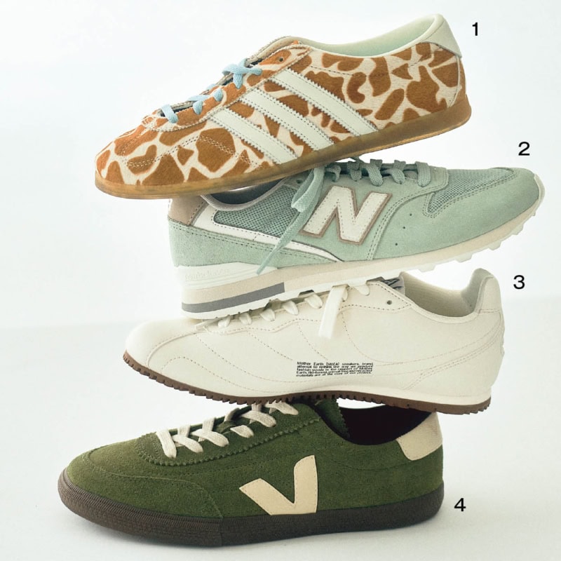 1. 水色のシューレースがきいたジラフ柄でポップな足元に。スニーカー［Ｈ1］¥17,600(アディダス／アディダス コールセンター)　2. 清涼感のあるミントグリーンで今っぽさと抜け感を演出。スニーカー［Ｈ2］¥12,980(ニューバランス／ニューバランスジャパンお客様相談室)　3. シボのある曲線的なラインが目を引くオールホワイト。スニーカー［Ｈ1.5］¥31,900(モエア／アマン)　4. こっくりしたグリーンのスウェードアッパーがシック。ステッチや切り替えなどさりげないアレンジがレトロなムードを表現。スニーカー［Ｈ2］¥29,150(ヴェジャ／セイヤナカムラツーポイントツーフォー)
