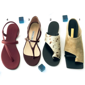 1. ベージュのスエードと指をホールドする黒のストラップの大胆なコントラストがスタイリッシュ。甲を覆うデザインでヒールがあっても安定感抜群。サンダル［Ｈ5］¥19,800(ル タロン グリーズ／ル タロン グリーズ ルミネ新宿店)　2. 親指から甲にかけてすっぽりカバーするモダンなバランス。柔らかなカーフ素材で足なじみも最高。サンダル［Ｈ1.5］¥33,000(ラオコンテ)　3. パテントのブラウンが艶やか。交差する華奢なストラップが足元を女性らしく引き立てる。かかとをしっかりサポートしてくれるので歩きやすい。靴［Ｈ1］¥69,300(ネブローニ)　4. 2本のストラップで支えるプリミティブなミニマルさが新鮮。ヌーディでリゾートライクな足元に。サンダル［H0.5］¥25,300(ラオコンテ／デ・プレ)