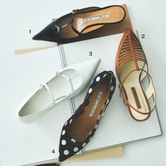1. 細いTストラップとシャープなトゥがセンシュアル。脱ぎ履きしやすくて肩肘はらずに楽しめる。ミュール[Ｈ4]¥69,300(ペリーコ／アマン)　2. マルチストリングのシアーなアッパーとアンクルストラップが軽やか。肌なじみのいいキャメル色で取り入れやすい。靴[Ｈ4.5]¥30,800(ヨシト／ニューロンドン)　3. 浅めのTストラップが愛らしい。もうひとつのストラップが甲をしっかりホールドするので歩きやすい。足元に抜けを作ってくれるピュアホワイト。靴［H3.5］¥25,300(オデット エ オディール／オデット エ オディール 新宿店) 　4. 大きめのドット柄がレトロモダンなお洒落感を演出。黒×白なので大人っぽく履ける。靴[Ｈ3.5]¥59,400(ペリーコ／アマン)