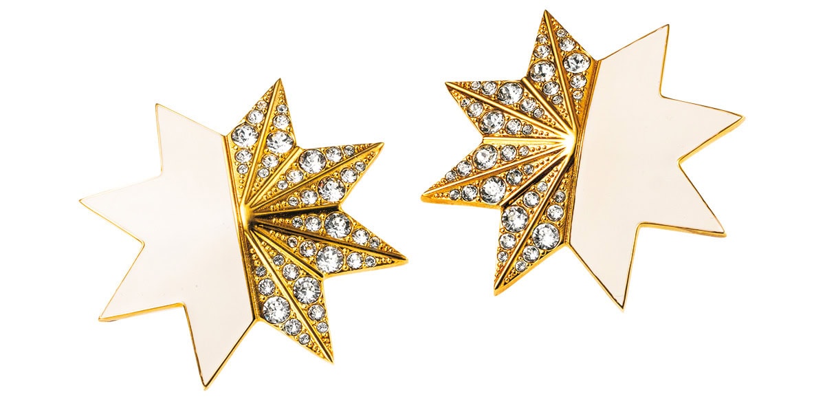 「スワロフスキーとエナメルのコンビがキャッチー！」（K）ピアス￥177,100（ヴァレンティノ ガラヴァーニ／ヴァレンティノ インフォメーションデスク）
