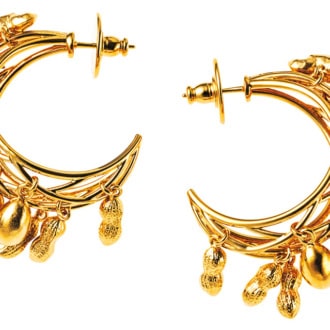 ラッキーチャームの落花生をあしらった楽しいアイデア。ピアス￥167,200（ジバンシィ by サラ・バートン／ジバンシィ ジャパン）