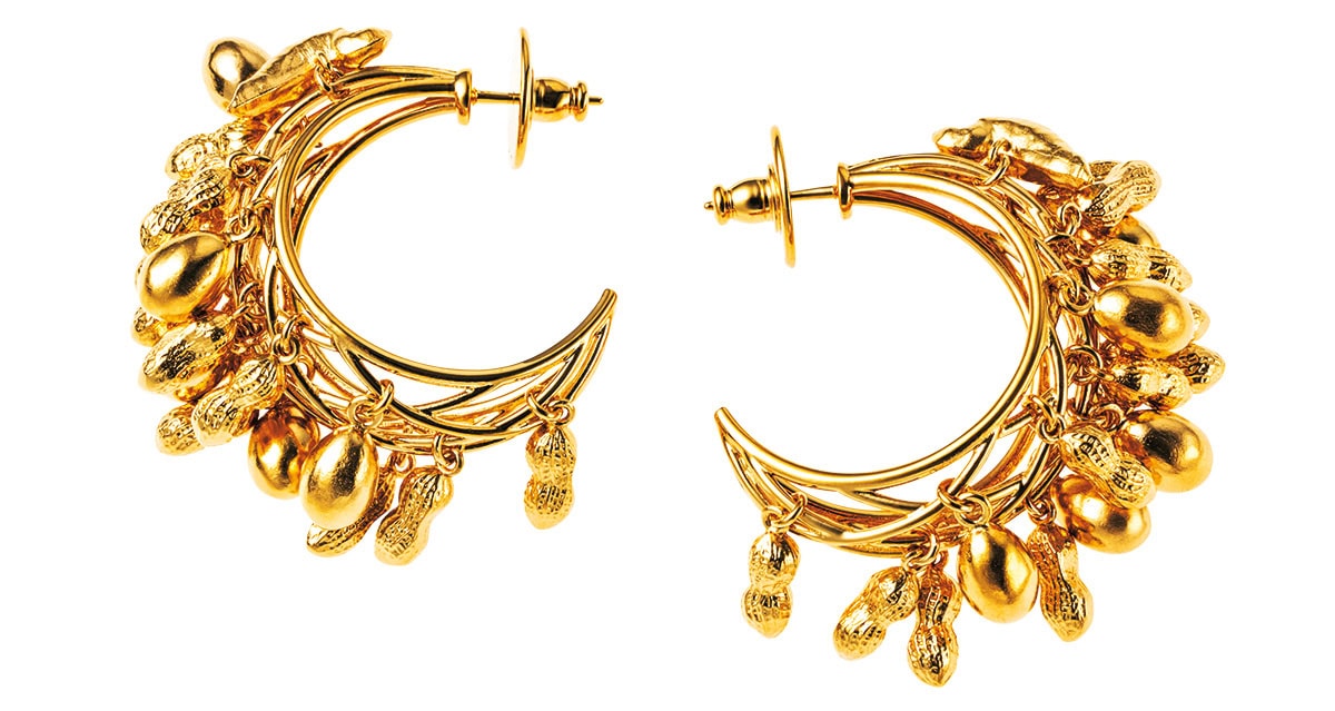 ラッキーチャームの落花生をあしらった楽しいアイデア。ピアス￥167,200（ジバンシィ by サラ・バートン／ジバンシィ ジャパン）