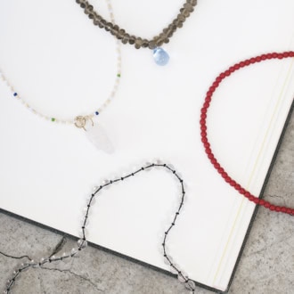 【上から時計回りに】黒別注ネックレス￥17,600（シシジョイア／トゥモローランド）　赤ビーズネックレス￥1,980（ジウノン／アンティローザ）　水晶ビーズネックレス￥7,920（ミミサンジュウサン／サンポークリエイト）　マルチカラービーズネックレス￥23,100（スティーン／フラッパーズ）