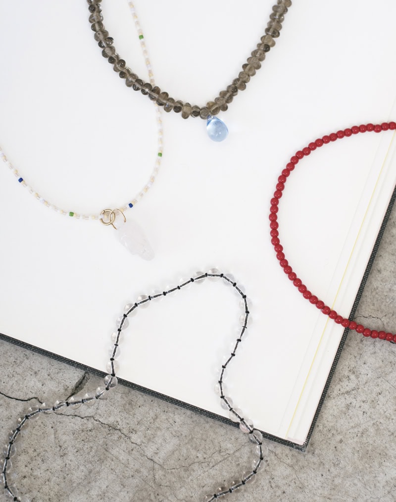 【上から時計回りに】黒別注ネックレス￥17,600（シシジョイア／トゥモローランド）　赤ビーズネックレス￥1,980（ジウノン／アンティローザ）　水晶ビーズネックレス￥7,920（ミミサンジュウサン／サンポークリエイト）　マルチカラービーズネックレス￥23,100（スティーン／フラッパーズ）