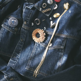 ジャケット￥57,200　1_缶バッジ※5つセット￥3,850（ともにシー／エスストア）　2_ゴールドオーバル&チェーンブローチ※2つセット￥1,650（アネモネ／サンポークリエイト）　3_ピンブローチ￥35,200（リエ スタジオ／トゥモローランド）　4_ハート＆サークルブローチ※2つセット￥5,500（デコール アーバンリサーチ／アーバンリサーチ 渋谷ヒカリエ シンクス店）　5_ブローチ￥8,580（ピモンテ）　6_ブローチ￥24,200（クリマイシュ／アティセッション 新宿店）