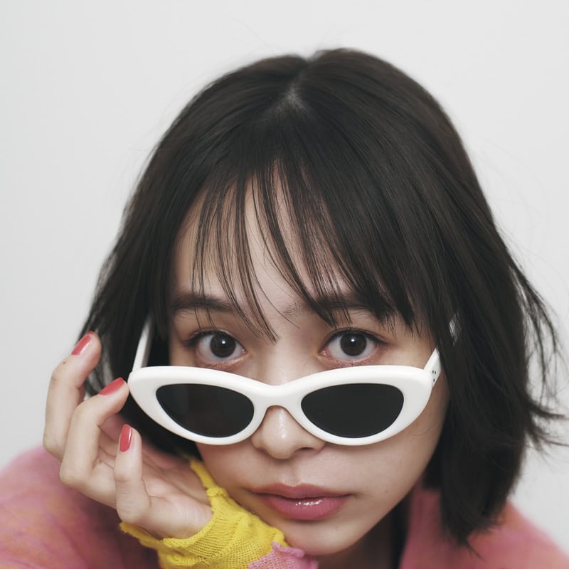 ホワイトフレームがレトロで遊び心のあるビジュアル。コーディネイトの盛り上げ役に！ サングラス￥30,800（オフ ブロードウェイ／オデット エ オディール 新宿店）　カーディガン￥100,100（ヤンヤン／RHC ロンハーマン）