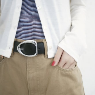 品格がありつつもカーヴィなモチーフが着こなしをモダンに見せる。ベルト￥22,000（アトリエアンボワーズ／トゥモローランド）　パンツ￥44,000（Uhr）　カーディガン￥19,580（オブラダ／シンチ）　ボーダーTシャツ￥10,450（マカフィー／トゥモローランド）　