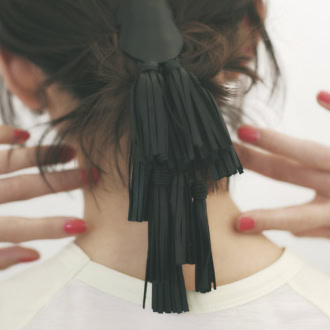 リズミカルなフリンジが華やかで洗練。シンプルなまとめ髪をシックでモードに格上げしてくれる。ヘアフック￥27,500（フミエタナカ／ドール）