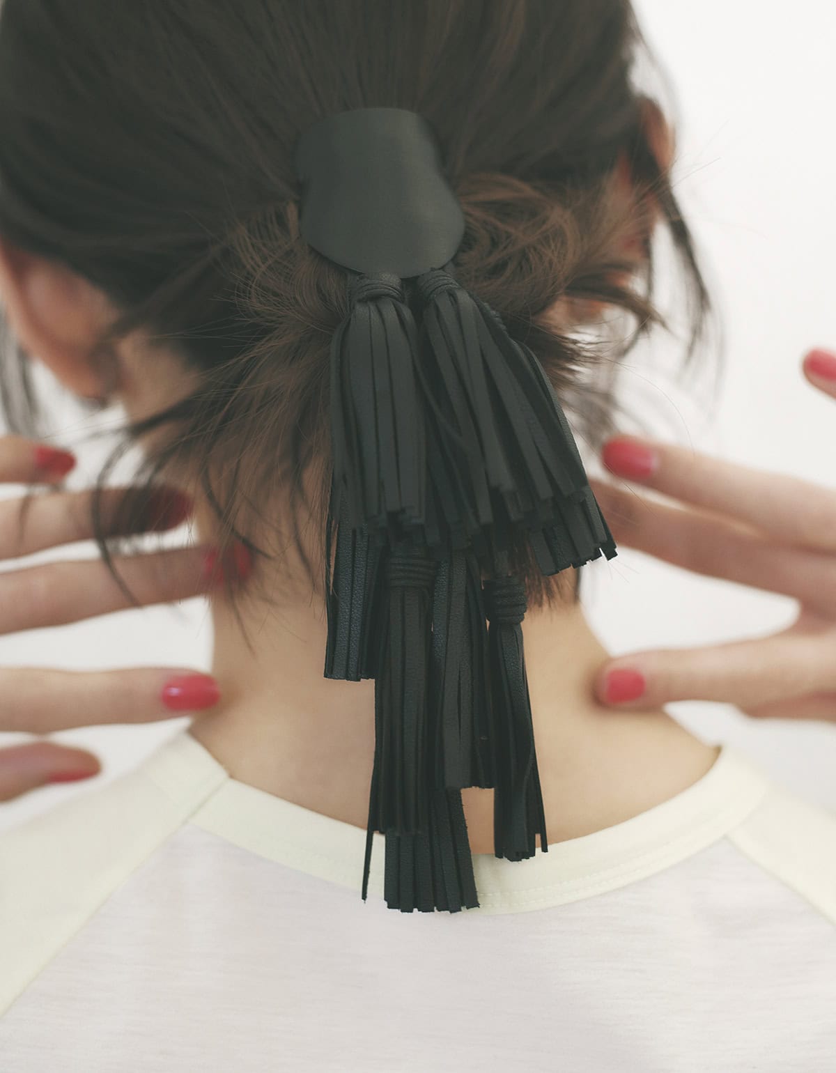 リズミカルなフリンジが華やかで洗練。シンプルなまとめ髪をシックでモードに格上げしてくれる。ヘアフック￥27,500（フミエタナカ／ドール）
