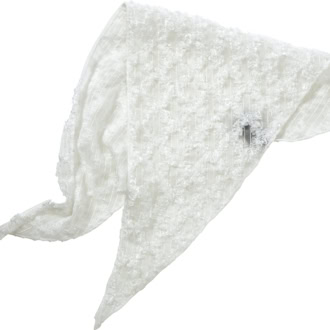 キラッと表情のある素材でハイセンスに。スカーフ￥7,700（オーサムニーズ／ジャック・オブ・オール・トレーズ プレスルーム）