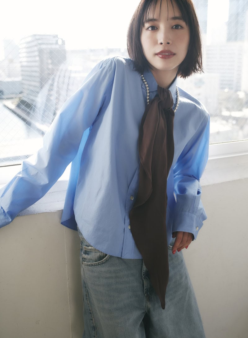 ショート丈シャツに、ボウタイのように結んだ縦へと流れるロングスカーフが、シルクならではのなめらかさと柔和な華やぎ、旬を同時に宿す。ブラウンシルクスカーフ￥12,100（サロン アダム エ ロペ）　ネックレス￥58,080（ペヨテ・バード・デザイン／ズットホリック）　シャツ￥19,800（ザ シンゾーン／シンゾーン ルミネ新宿店）　デニムパンツ￥7,990（ザラ／ザラ カスタマーサービス）