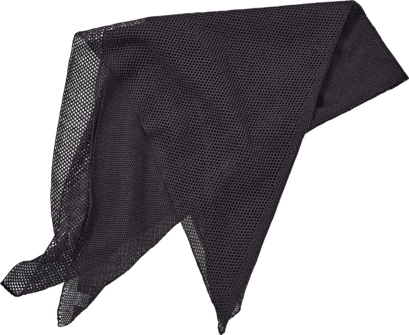 頭にも腰にも、三角フォルムのメッシュスカーフが涼やかでこれからのシーズンに活躍。スカーフ￥26,400（スロー／オデット エ オディール 新宿店）