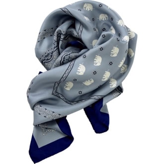 オリエンタルなムードが薫る遊び心のある柄がアクセント。スカーフ￥35,200（ヴィンセンツォ ミオッツァ／真下商事）