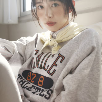 コンパクトめのスカーフを首にキュッと巻いて甘さをトッピング。カジュアルなカレッジロゴスウェットと相反するフェミニンなスカラップスカーフでMIX感を楽しんで。スカーフ￥33,000（ババコ／Orchard Lane Co.,Ltd.）　ストライプシャツ￥50,600（インディヴィジュアライズドシャツ／サロン アダム エ ロペ）　半袖スウェットプルオーバー￥7,920（チャンピオン／ジャーナル スタンダード レリューム ルミネ新宿店）　スカート￥28,600（エス／sense）