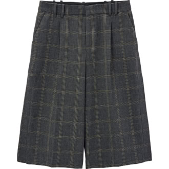 トラッドな雰囲気のチェック柄で着こなしの振り幅広め。バミューダパンツ￥10,990（ザラ／ザラ カスタマーサービス）