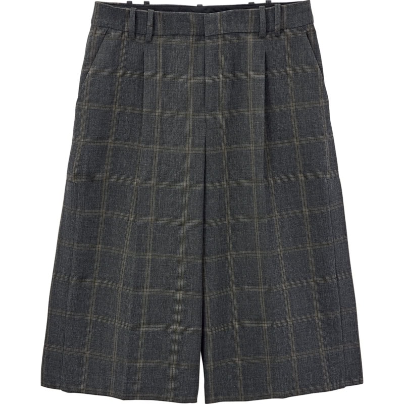 トラッドな雰囲気のチェック柄で着こなしの振り幅広め。バミューダパンツ￥10,990（ザラ／ザラ カスタマーサービス）