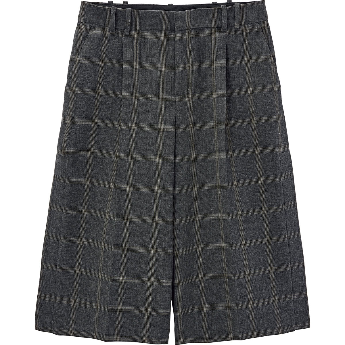 トラッドな雰囲気のチェック柄で着こなしの振り幅広め。バミューダパンツ￥10,990（ザラ／ザラ カスタマーサービス）