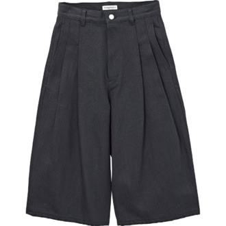 たっぷりとタックが入った立体的なフォルムで、サンダルなど足元を選ばない。ハーフパンツ￥35,200（ザハイライツ）