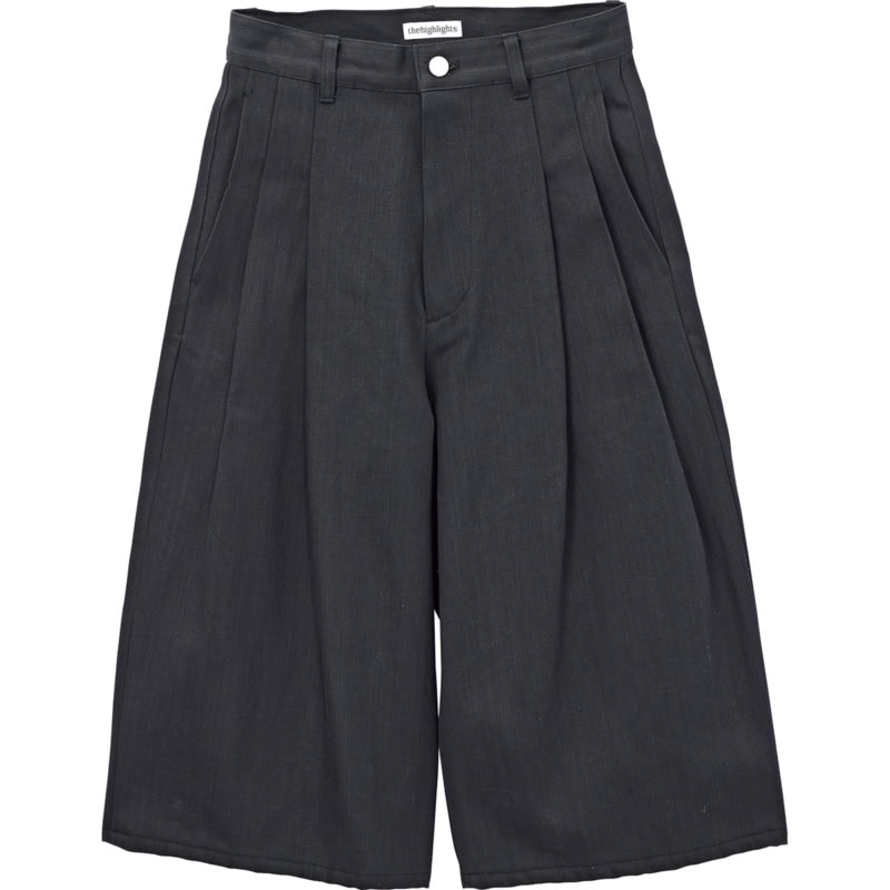 たっぷりとタックが入った立体的なフォルムで、サンダルなど足元を選ばない。ハーフパンツ￥35,200（ザハイライツ）