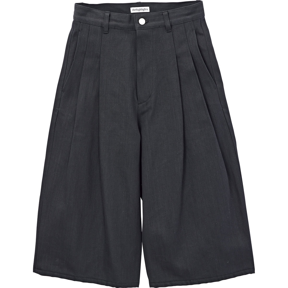 たっぷりとタックが入った立体的なフォルムで、サンダルなど足元を選ばない。ハーフパンツ￥35,200（ザハイライツ）