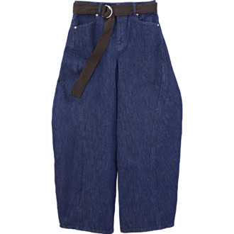 上品にはけるベーシックなインディゴカラー。ベルト付きバレルデニムパンツ￥10,990（ザラ／ザラ カスタマーサービス）