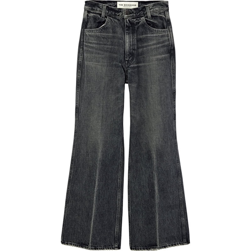 色落ちもシルエットも今年っぽいエモさが魅力。フレアデニム￥31,900（ザ シンゾーン／シンゾーン ルミネ新宿店）