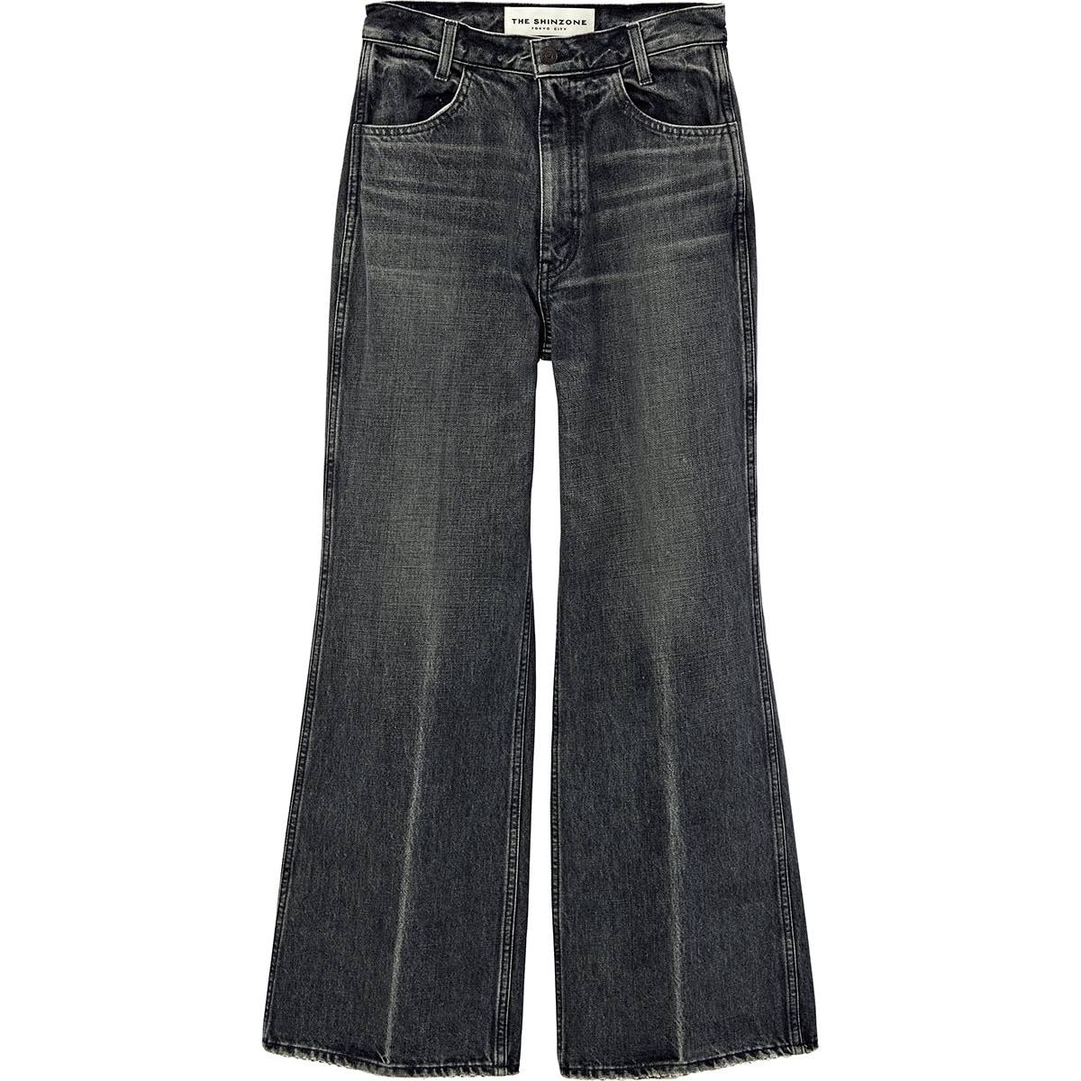 色落ちもシルエットも今年っぽいエモさが魅力。フレアデニム￥31,900（ザ シンゾーン／シンゾーン ルミネ新宿店）