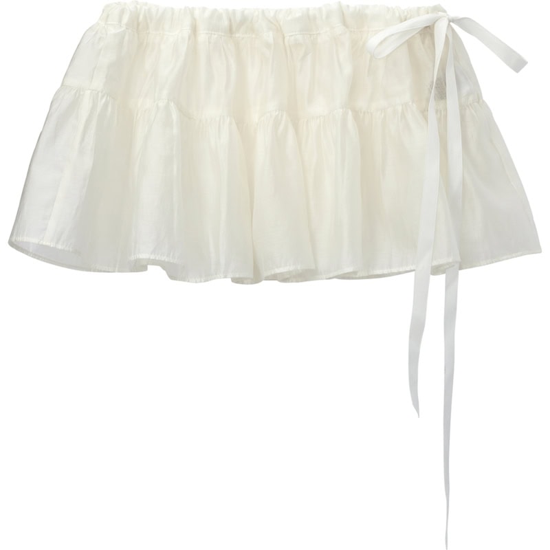 透け感のあるマイクロミニ丈で一枚上手なレイヤードが完成。スカート￥7,700（ジウノン／アンティローザ）