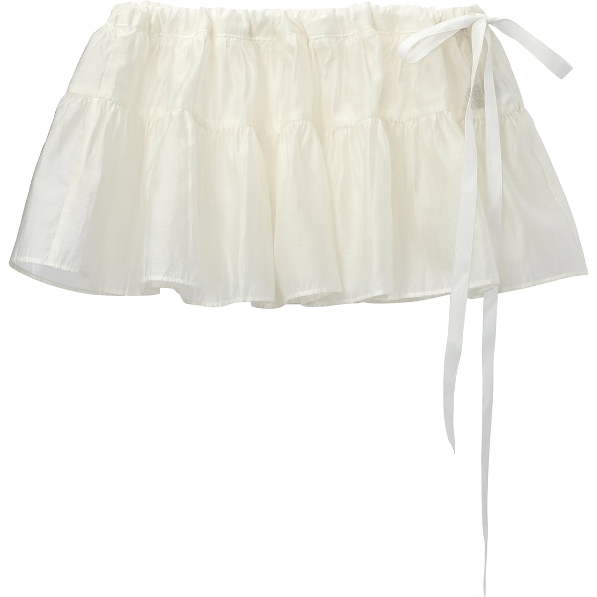 透け感のあるマイクロミニ丈で一枚上手なレイヤードが完成。スカート￥7,700（ジウノン／アンティローザ）