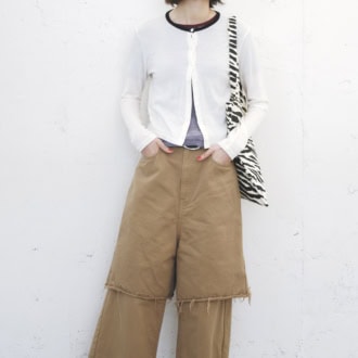 レイヤードチノパンツ￥44,000、バッグ￥6,600（ともにUhr）　カーディガン￥19,580（オブラダ／シンチ）　ボーダーTシャツ￥10,450（マカフィー）、ベルト￥22,000（アトリエアンボワーズ／ともにトゥモローランド）　シューズ￥37,400（スペルタ／フラッパーズ）