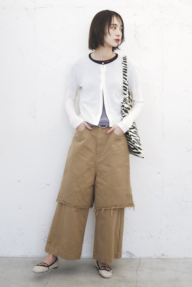 レイヤードチノパンツ￥44,000、バッグ￥6,600（ともにUhr）　カーディガン￥19,580（オブラダ／シンチ）　ボーダーTシャツ￥10,450（マカフィー）、ベルト￥22,000（アトリエアンボワーズ／ともにトゥモローランド）　シューズ￥37,400（スペルタ／フラッパーズ）