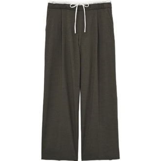 パンツをレイヤードしているかのようなダブルウエストデザイン。スラックスパンツ￥6,590（ザラ／ザラ カスタマーサービス）