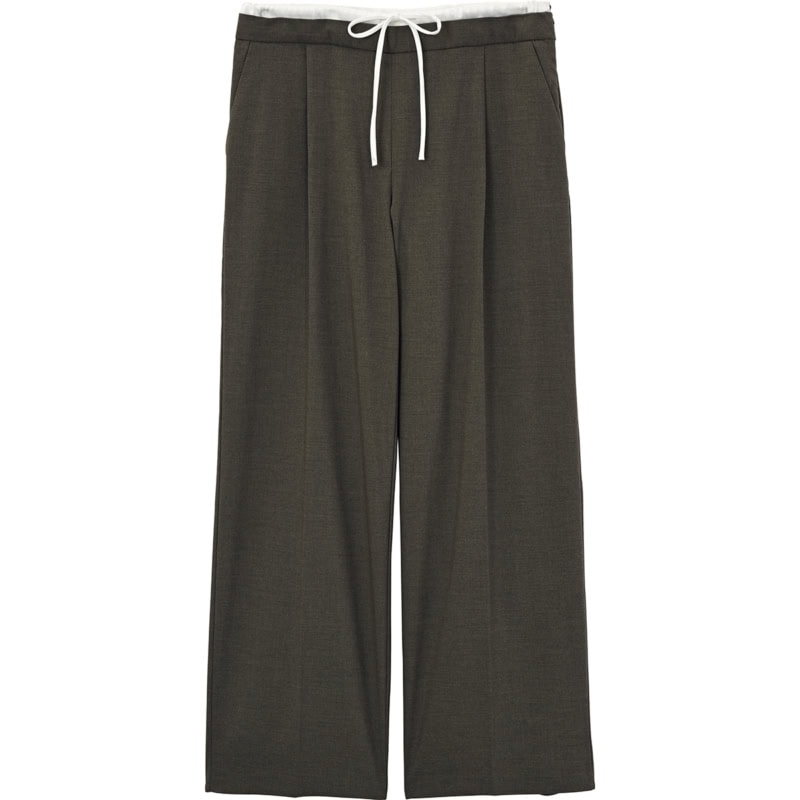 パンツをレイヤードしているかのようなダブルウエストデザイン。スラックスパンツ￥6,590（ザラ／ザラ カスタマーサービス）