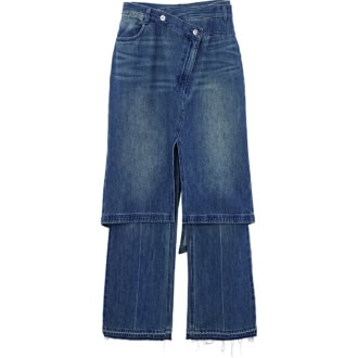 ボトムレイヤードをデニムで再現。それぞれ単品でも活躍できる。スカートデニム￥24,200（メゾンスペシャル／メゾンスペシャル 青山店）