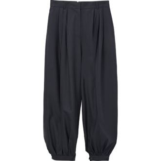 タック入りのスラックスもパラシュート型が新鮮。裾のボタンを開けてシルエットチェンジも。パンツ￥61,000（エブール／リトルリーグ インク）