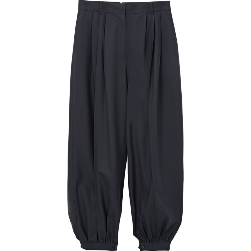 タック入りのスラックスもパラシュート型が新鮮。裾のボタンを開けてシルエットチェンジも。パンツ￥61,000（エブール／リトルリーグ インク）