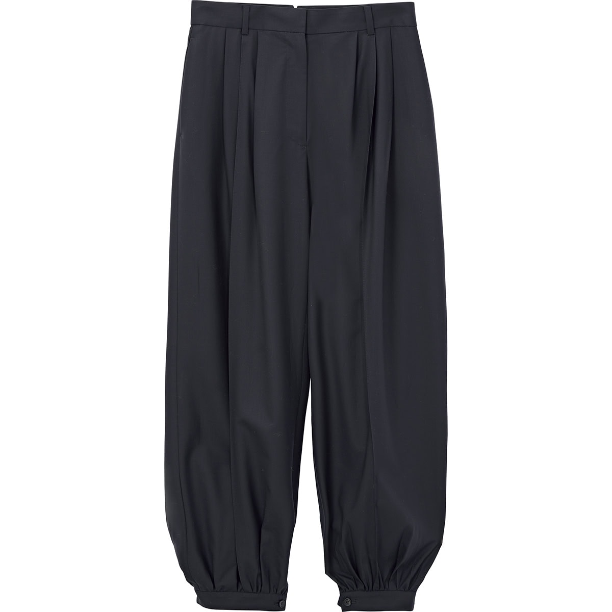 タック入りのスラックスもパラシュート型が新鮮。裾のボタンを開けてシルエットチェンジも。パンツ￥61,000（エブール／リトルリーグ インク）