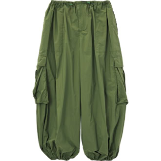 膨らみを出せるカーゴパンツが鮮度上々。パンツ￥41,800（Uhr）