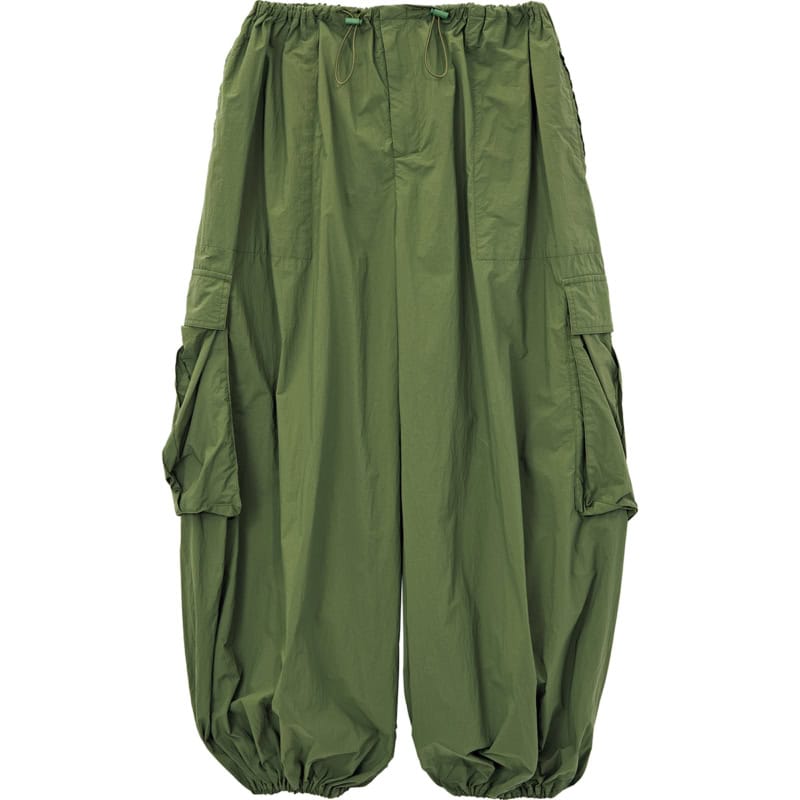 膨らみを出せるカーゴパンツが鮮度上々。パンツ￥41,800（Uhr）