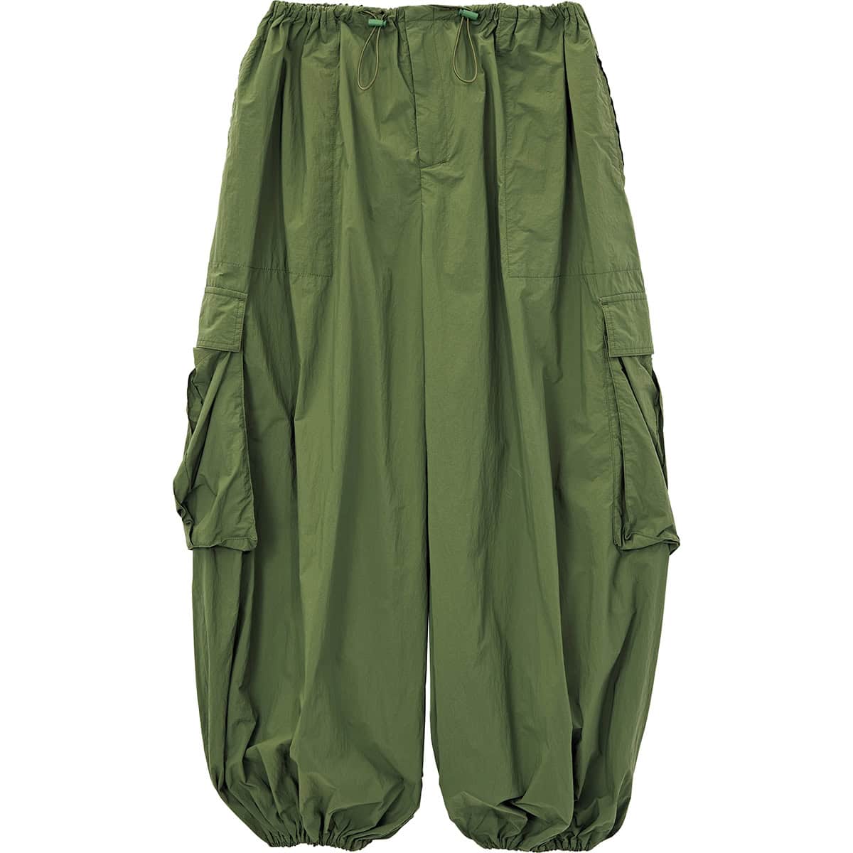 膨らみを出せるカーゴパンツが鮮度上々。パンツ￥41,800（Uhr）