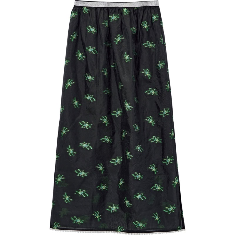 ブラックに映えるグリーンの柄と、透け感や揺れ軽やかに華やぐ。スカート￥20,900（ホワイト）