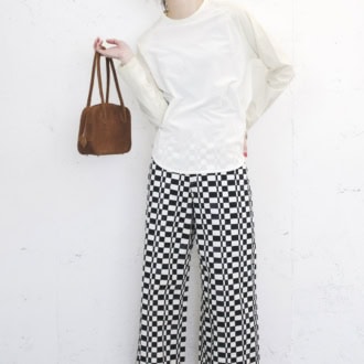 チェックパンツ￥41,800（フィーニー）　ラグランTシャツ￥17,600（RHC／RHC ロンハーマン）　中に着たカップインキャミ￥17,600（ギャルリー・ヴィー／ギャルリー・ヴィー 丸の内店）　イヤリング￥2,640（アネモネ／サンポークリエイト）　バングル￥103,400（バルブス／ズットホリック）　バッグ￥59,180（オブラダ／シンチ）　シアーソックス￥880（靴下屋／タビオ）　サンダル￥8,910（シップス エニイ × エブローナ／シップス インフォメーションセンター）　