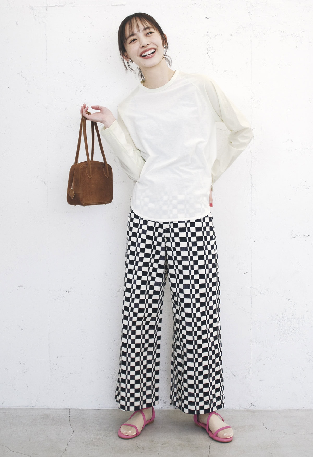 チェックパンツ￥41,800（フィーニー）　ラグランTシャツ￥17,600（RHC／RHC ロンハーマン）　中に着たカップインキャミ￥17,600（ギャルリー・ヴィー／ギャルリー・ヴィー 丸の内店）　イヤリング￥2,640（アネモネ／サンポークリエイト）　バングル￥103,400（バルブス／ズットホリック）　バッグ￥59,180（オブラダ／シンチ）　シアーソックス￥880（靴下屋／タビオ）　サンダル￥8,910（シップス エニイ × エブローナ／シップス インフォメーションセンター）　