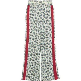 柔らかな花柄ニットパンツにサイドラインでピリッとエッジを効かせて。ニットパンツ￥42,900（オープン セサミ クラブ）