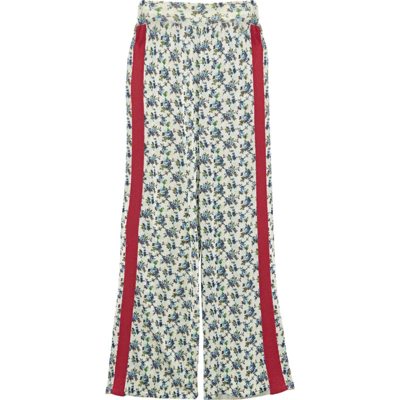 柔らかな花柄ニットパンツにサイドラインでピリッとエッジを効かせて。ニットパンツ￥42,900（オープン セサミ クラブ）