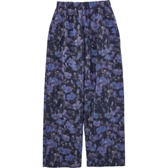 繊細なタッチとシックなカラーリングが大人っぽさを拡大。パンツ￥60,500（ロエフ／エイチ ビューティー&ユース）